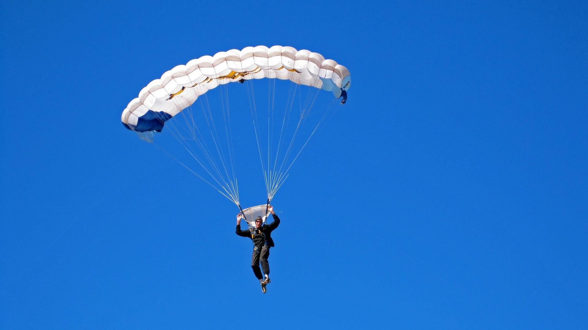 悬崖跳水赛：勇者无惧的震撼一跃，悬崖跳水危险吗